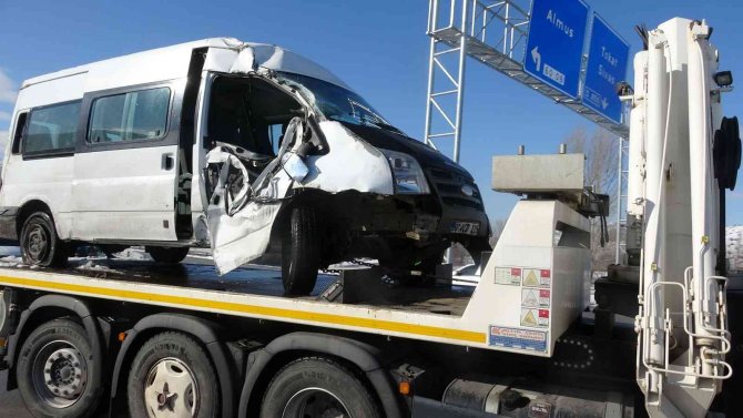 Buzlanan Yolda Askeri Personeli Taşıyan Servis Devrildi: 1 Şehit, 3 Yaralı