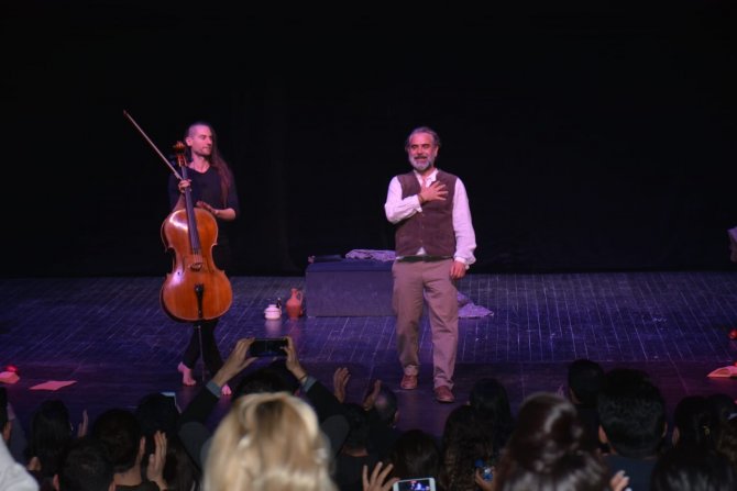 Ünlü Sanatçı Yurdaer Okur Van’da Sahne Aldı