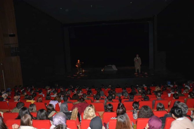 Ünlü Sanatçı Yurdaer Okur Van’da Sahne Aldı