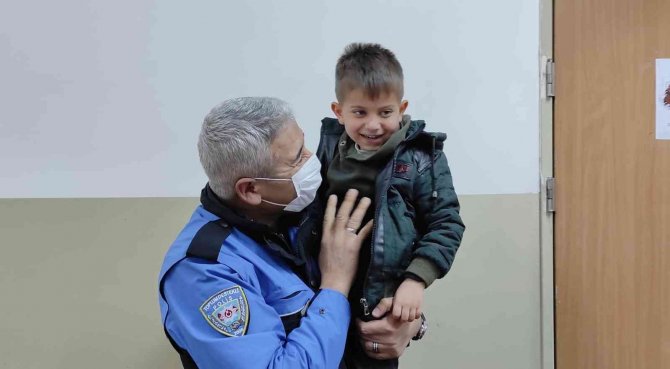 Minik Öğrencilere Polislik Mesleği Tanıtıldı