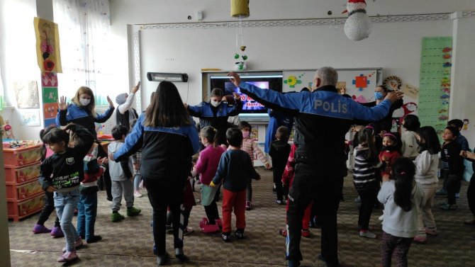 Minik Öğrencilere Polislik Mesleği Tanıtıldı