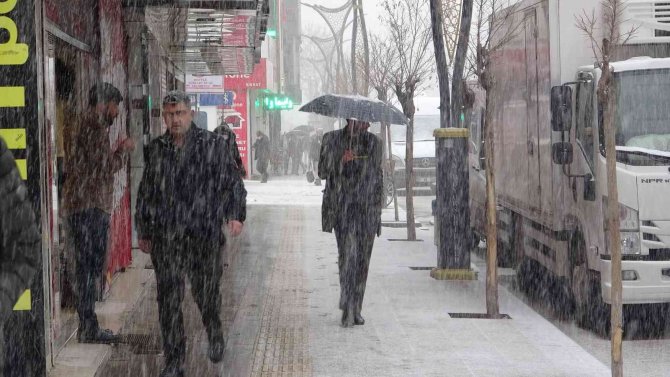 Van’da Yoğun Kar Yağışı