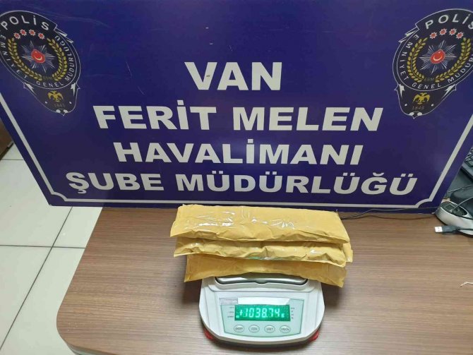 Karın Ve Kasık Bölgesindeki Uyuşturucuyla Uçağa Binmek İsterken Yakalandı
