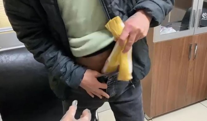 Karın Ve Kasık Bölgesindeki Uyuşturucuyla Uçağa Binmek İsterken Yakalandı