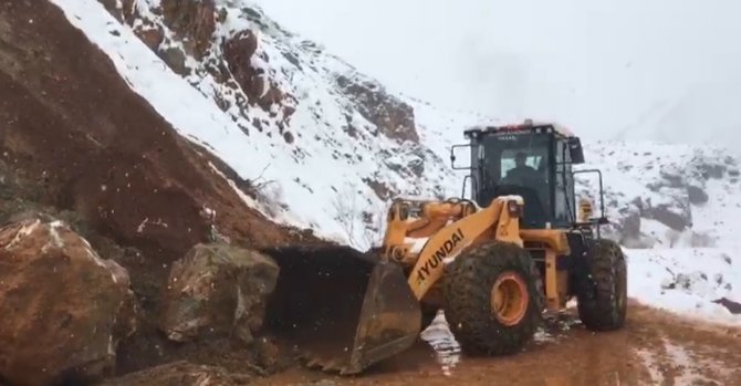 Dev Kayaların 2 Gündür Aynı Bölgeye Düşmesi Sonucu Mahalle Sakinlerini Korkuttu
