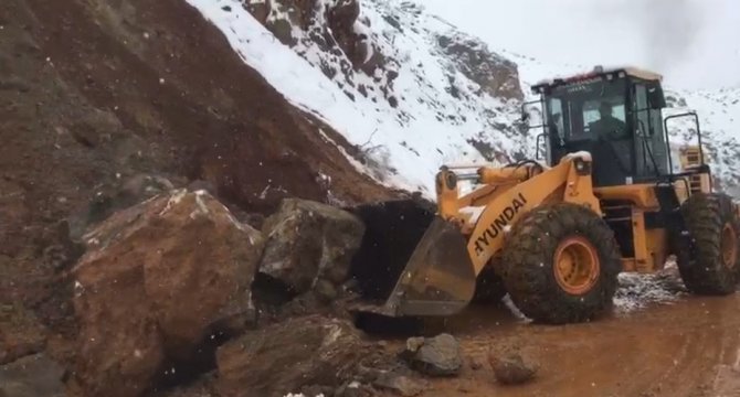Dev Kayaların 2 Gündür Aynı Bölgeye Düşmesi Sonucu Mahalle Sakinlerini Korkuttu