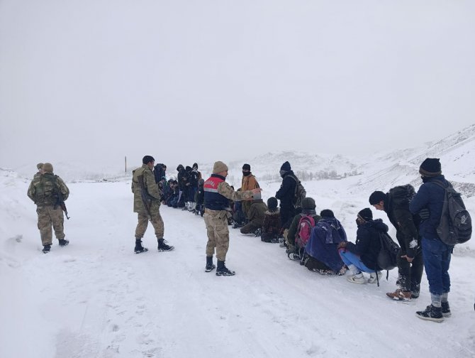 ‘Dur’ İhtarına Uymayan Minibüslerde 125 Göçmen Yakalandı