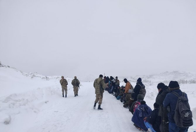 ‘Dur’ İhtarına Uymayan Minibüslerde 125 Göçmen Yakalandı