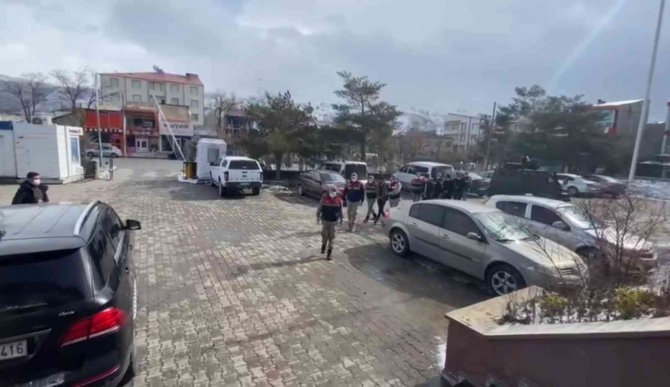 Muradiye’de Göçmen Kaçakçılığı Yapan 5 Kişi Tutuklandı