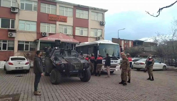 Muradiye’de Göçmen Kaçakçılığı Yapan 5 Kişi Tutuklandı