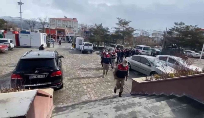 Muradiye’de Göçmen Kaçakçılığı Yapan 5 Kişi Tutuklandı