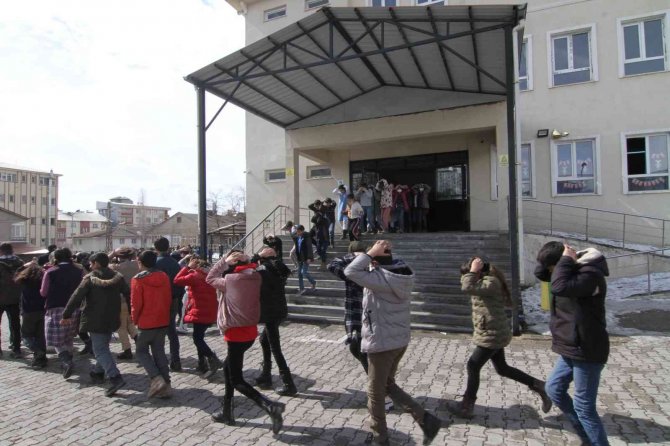 Özalp İlçesinde Deprem Tahliye Tatbikatı