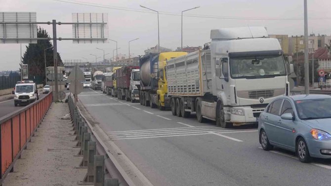 Yalova’da Bariyere Çarpan Tırdaki Külçe Kurşun Yola Saçıldı