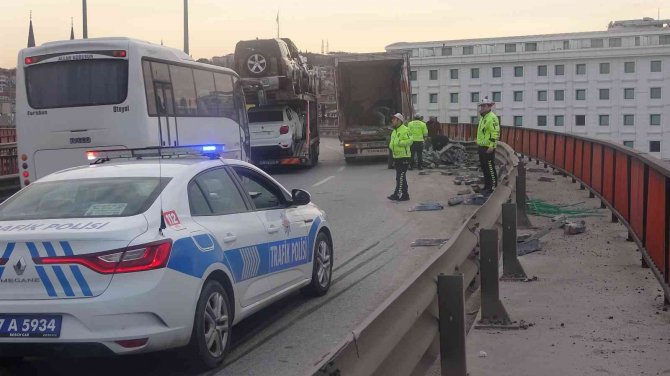 Yalova’da Bariyere Çarpan Tırdaki Külçe Kurşun Yola Saçıldı