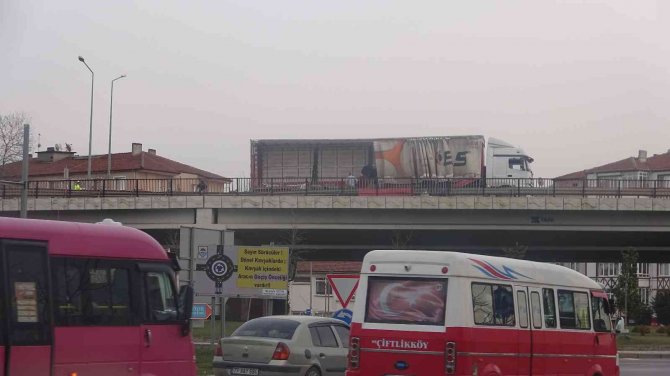 Yalova’da Bariyere Çarpan Tırdaki Külçe Kurşun Yola Saçıldı