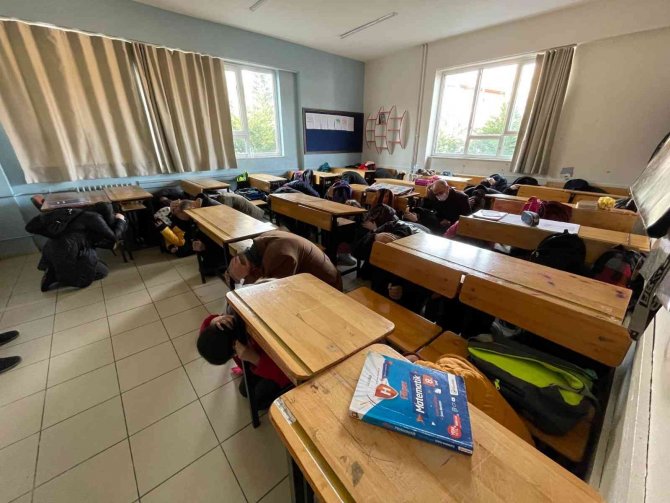 Yalova’daki Okullarda Deprem Tatbikatı