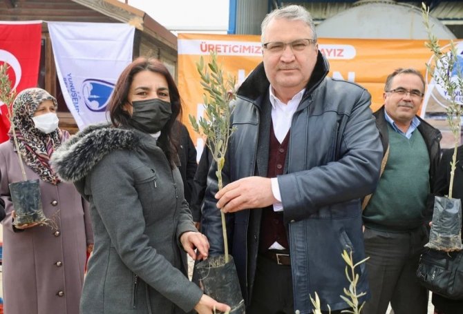 Yunusemre Belediyesinden Üreticilere Fidan Ve Kovan Desteği