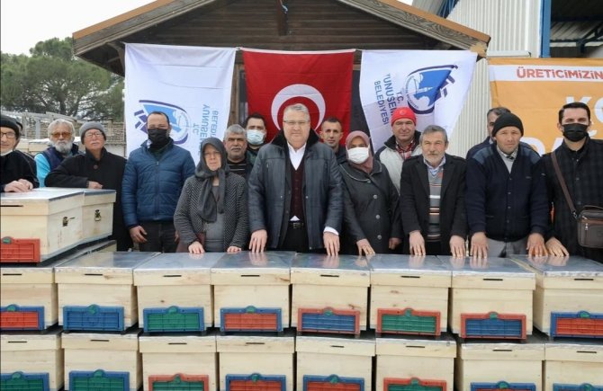 Yunusemre Belediyesinden Üreticilere Fidan Ve Kovan Desteği