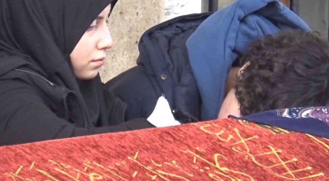 İ̇stanbul’da Sır Ölüm, Gözyaşlarıyla Toprağa Verildi