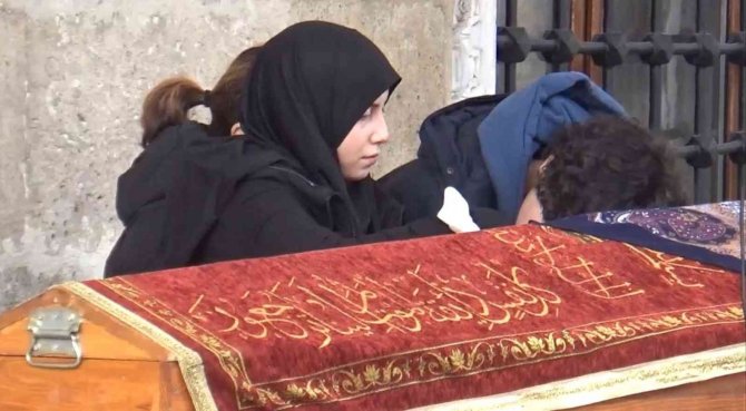 İ̇stanbul’da Sır Ölüm, Gözyaşlarıyla Toprağa Verildi