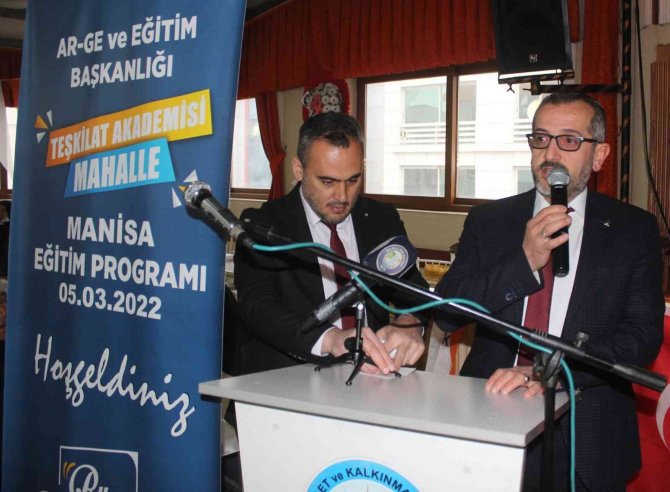 Ak Partili Mahalle Başkanları Salihli’de Eğitimden Geçti
