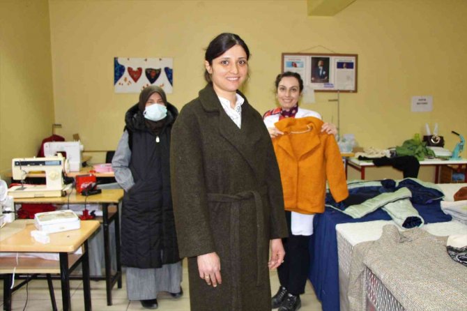 Mağazalarda Beğendikleri Pahalı Kıyafetleri Kendileri Diktiler