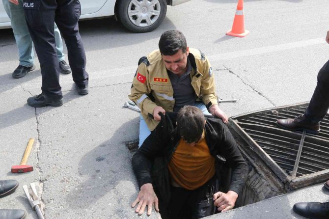 Antalya’da Bisiklet İle Hurda Malzeme Toplamak İçin Kanalizasyona Giren İki Kişi Mahsur Kaldı