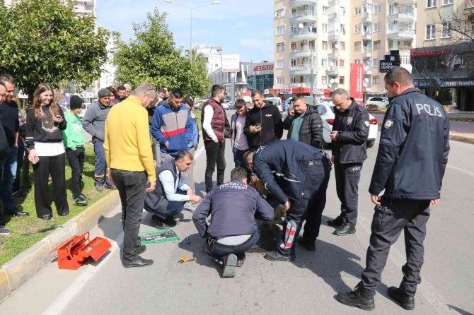 Antalya’da Bisiklet İle Hurda Malzeme Toplamak İçin Kanalizasyona Giren İki Kişi Mahsur Kaldı