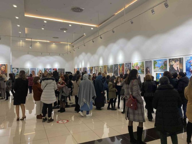 Ataşehir’de “Rengarenk Kadınlar” Resim Sergisi Kapılarını Açtı