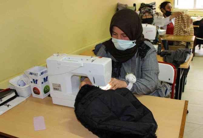 Mağazalarda Beğendikleri Pahalı Kıyafetleri Kendileri Diktiler
