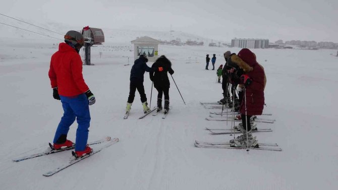 Bitlis’te 1 Liraya Kayak Eğitimi