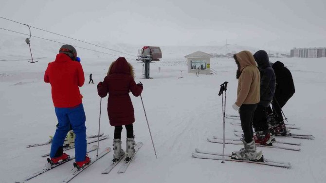 Bitlis’te 1 Liraya Kayak Eğitimi