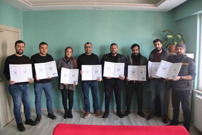 Ticari Pilot Eğitimi Alan Gazetecilere Sertifika Ve Ehliyetleri Verildi