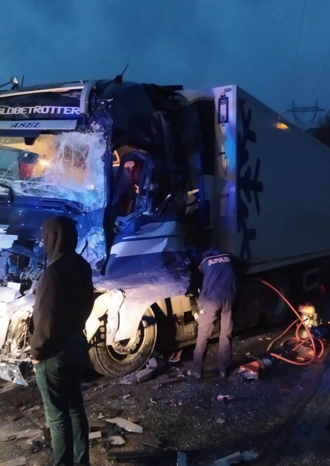 Bitlis’te İki Tır Kafa Kafaya Çarpıştı: 1 Yaralı