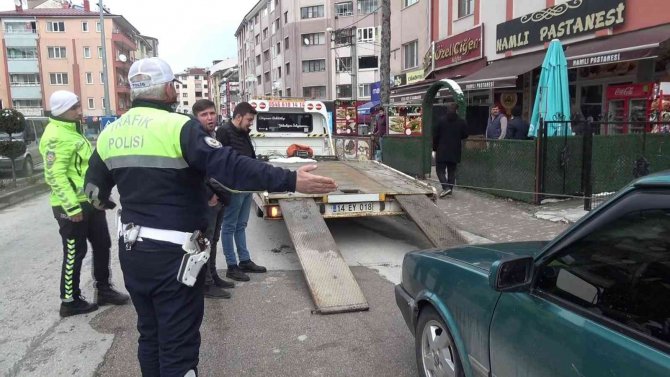 Uygulama Yapan Polisi Görünce Otomobilini Bırakıp Kaçtı