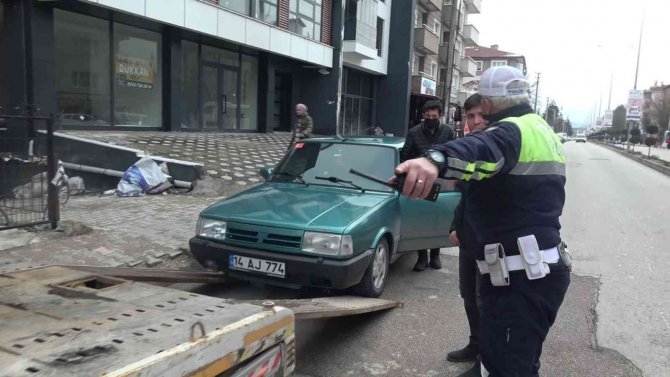 Uygulama Yapan Polisi Görünce Otomobilini Bırakıp Kaçtı