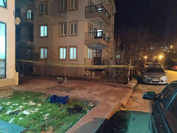 Tartıştığı İki Kişiyi Bıçaklayıp Kaçtı: 1 Ölü, 1 Yaralı