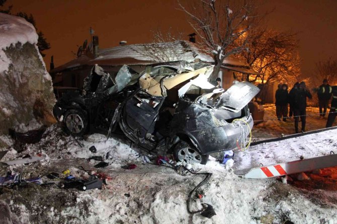 İ̇stinat Duvarına Çarpan Otomobil 4 Gence Mezar Oldu
