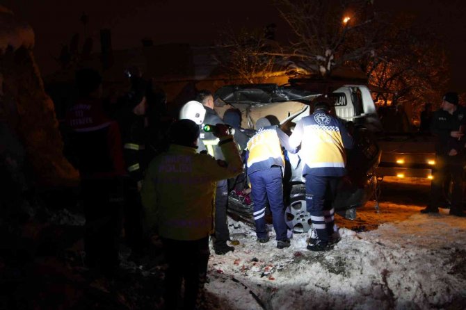İ̇stinat Duvarına Çarpan Otomobil 4 Gence Mezar Oldu