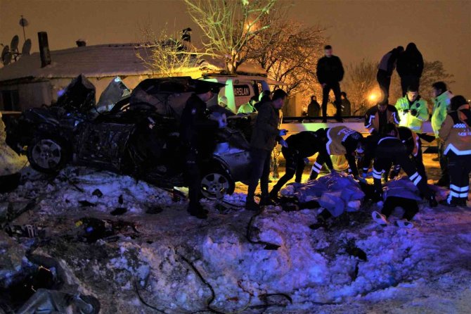 İ̇stinat Duvarına Çarpan Otomobil 4 Gence Mezar Oldu