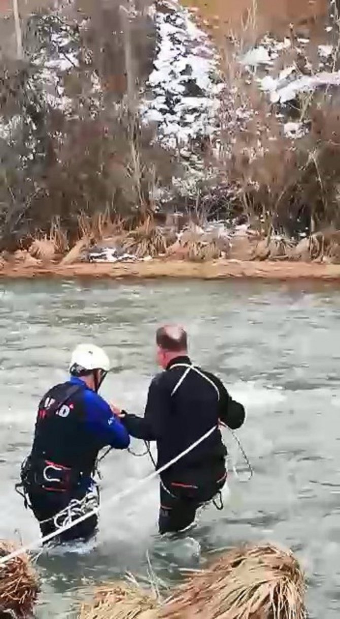 Avladığı Ördeği Almak İçin Girdiği Çayda Hayatını Kaybetti