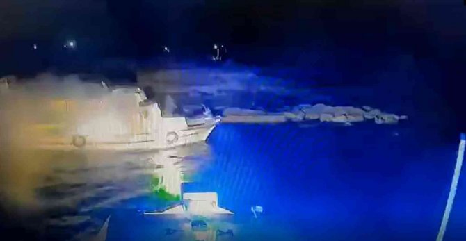 Didim’de Teknesi Yanan Kaptanı Sahil Güvenlik Ekipleri Kurtardı