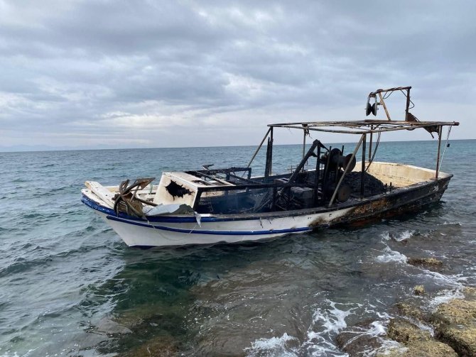 Didim’de Teknesi Yanan Kaptanı Sahil Güvenlik Ekipleri Kurtardı