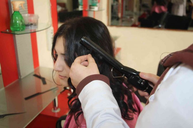 Elazığ’da Öğrenciler Okuyup Meslek Öğrenerek Okul Harçlıklarını Çıkarıyor