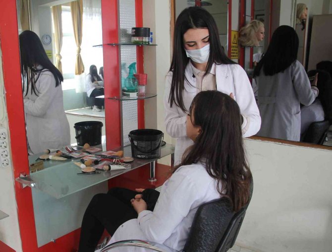 Elazığ’da Öğrenciler Okuyup Meslek Öğrenerek Okul Harçlıklarını Çıkarıyor