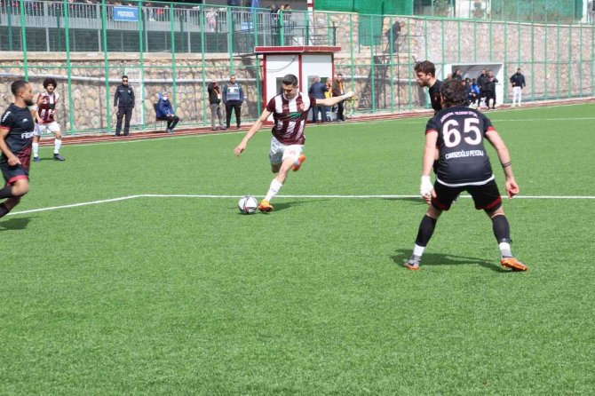 Kırmızı Karta Sinirlenip, Takımı Sahadan Çektiler