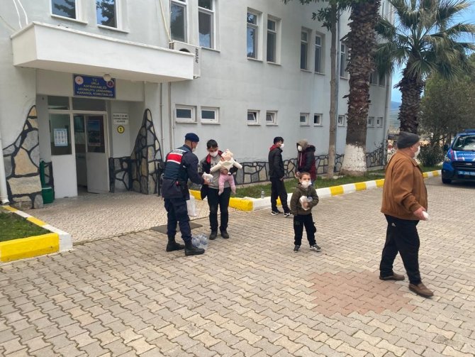İ̇zmir’de Kamyon İçinde 152 Göçmen Yakalandı