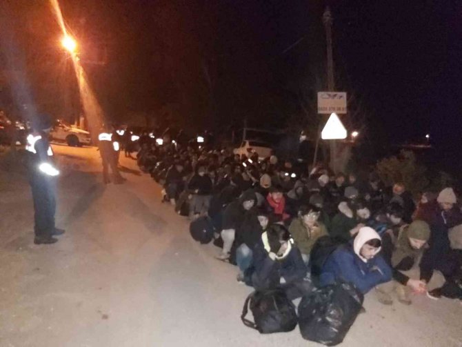 İ̇zmir’de Kamyon İçinde 152 Göçmen Yakalandı