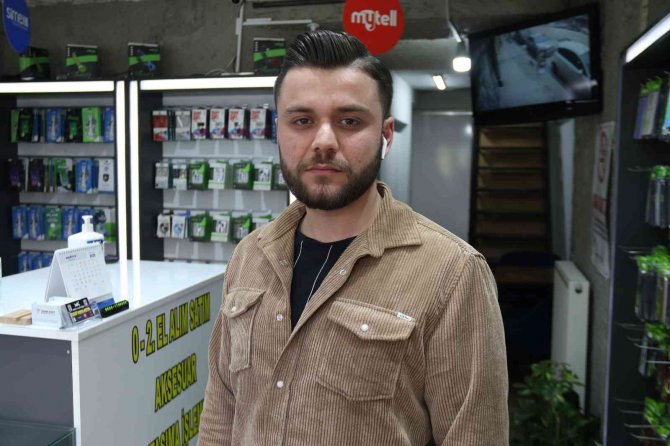 ’Kırmızı Montlu Dolandırıcı’ Telefoncu Esnafının Kâbusu Oldu