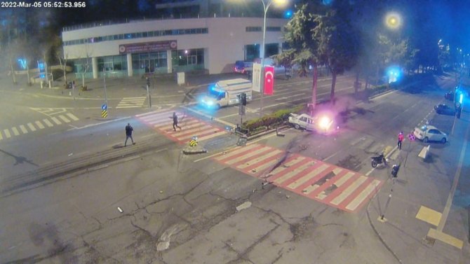 Kamyonetle Çarpışan Otomobil Alev Aldı: 1 Ölü, 4 Yaralı